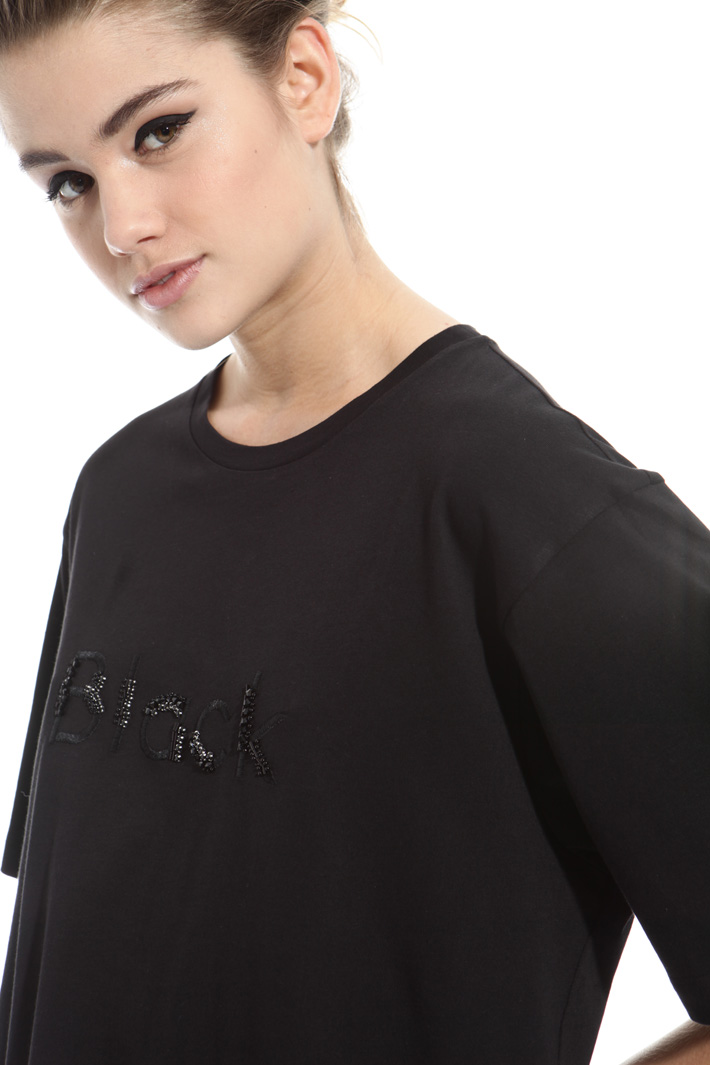 T-shirt con ricami bijoux Intrend T-shirt con ricami bijoux Intrend