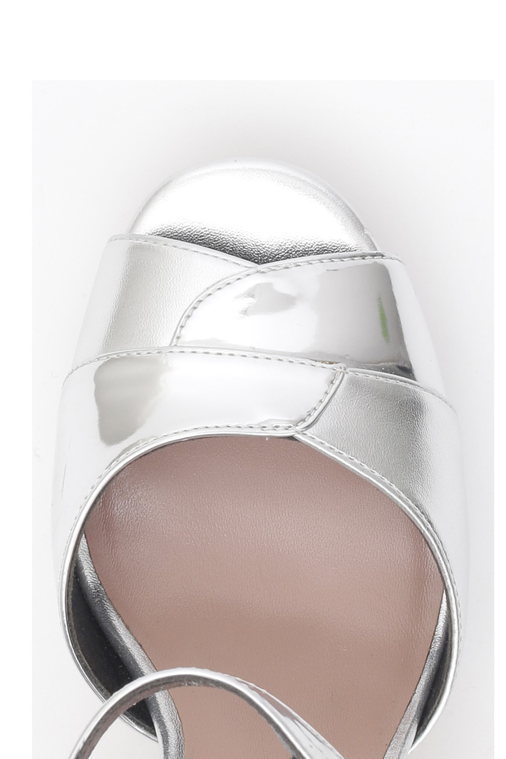 Laminated finish sandals Intrend Laminated finish sandals Intrend