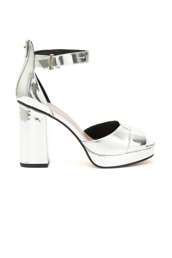 Laminated finish sandals Intrend Laminated finish sandals Intrend