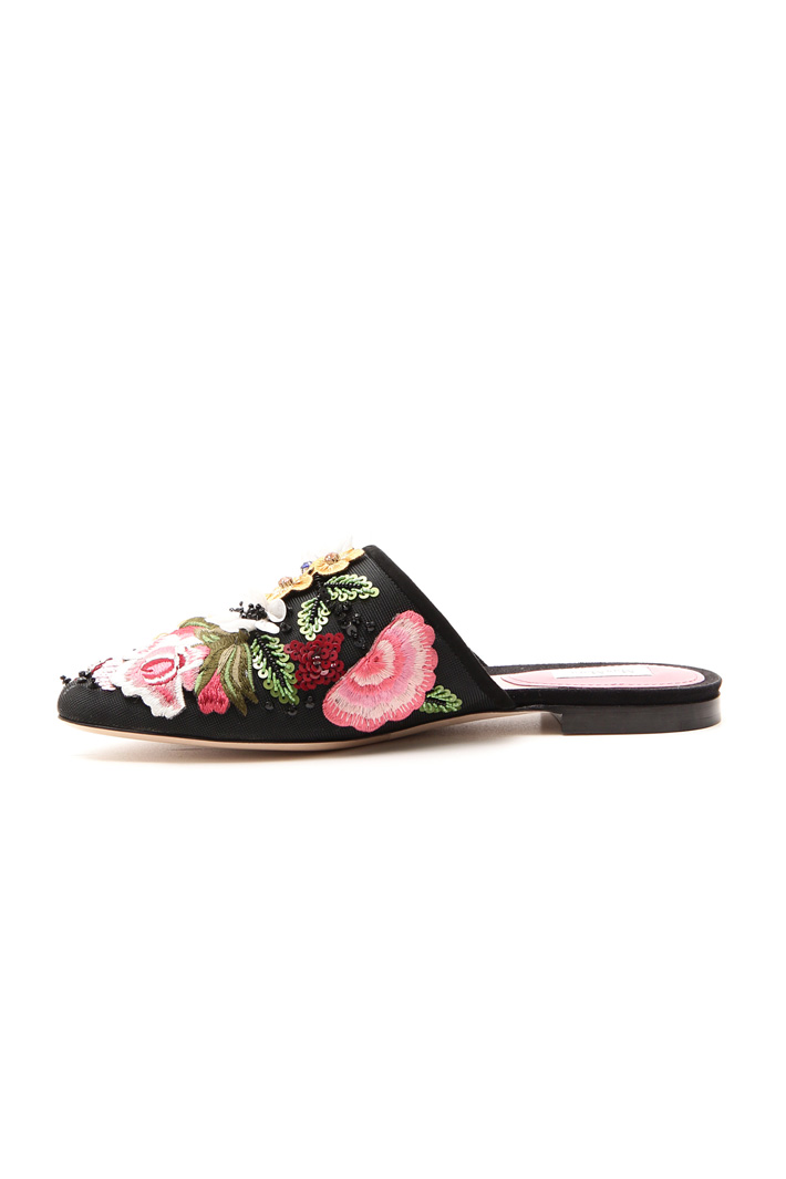 Sabot with floral embroidery Intrend Sabot with floral embroidery Intrend