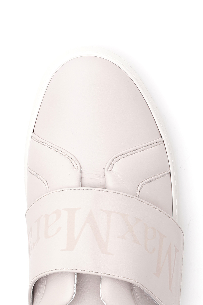 Semi-glossy leather sneakers Intrend Semi-glossy leather sneakers Intrend