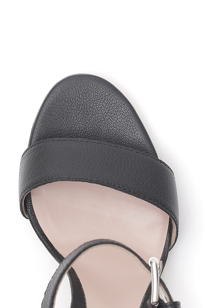 Tumbled leather sandals Intrend Tumbled leather sandals Intrend