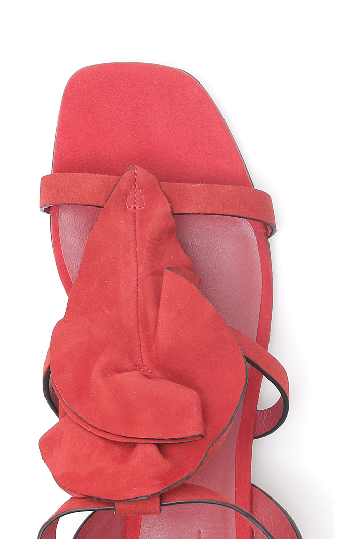 Suede sandal with ruffles
Intrend Suede sandal with ruffles
Intrend