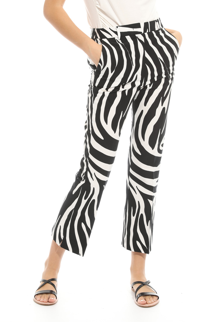 Printed faille trousers
Intrend Printed faille trousers
Intrend