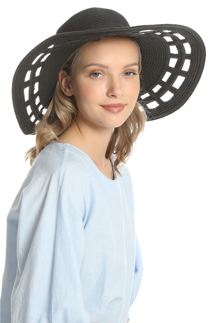 Perforated brim hat Intrend Perforated brim hat Intrend