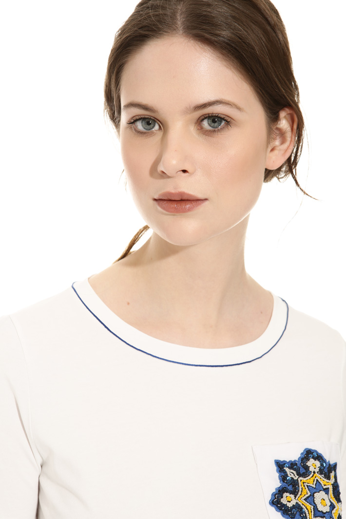 T-shirt con taschino ricamato Intrend T-shirt con taschino ricamato Intrend