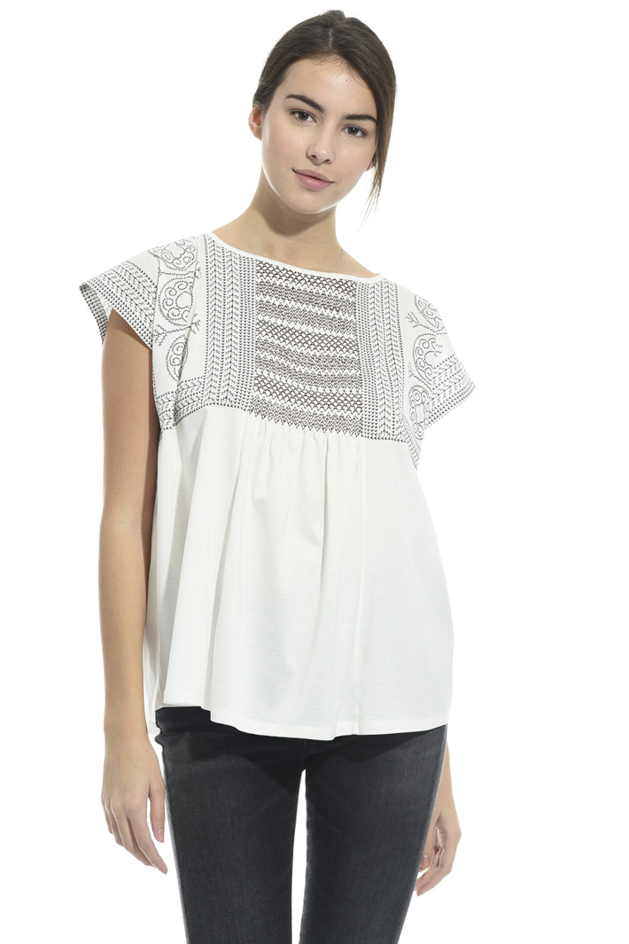 Top con ricamo punto smock Intrend Top con ricamo punto smock Intrend