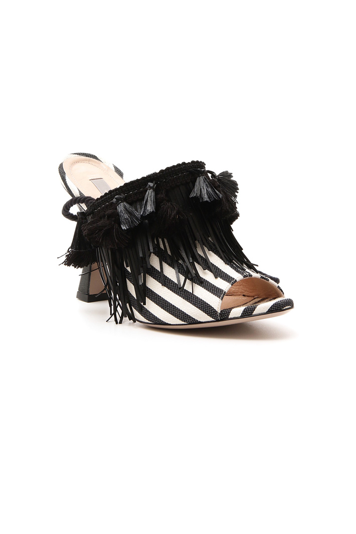 Sabot with fringe and tassels
Intrend Sabot with fringe and tassels
Intrend