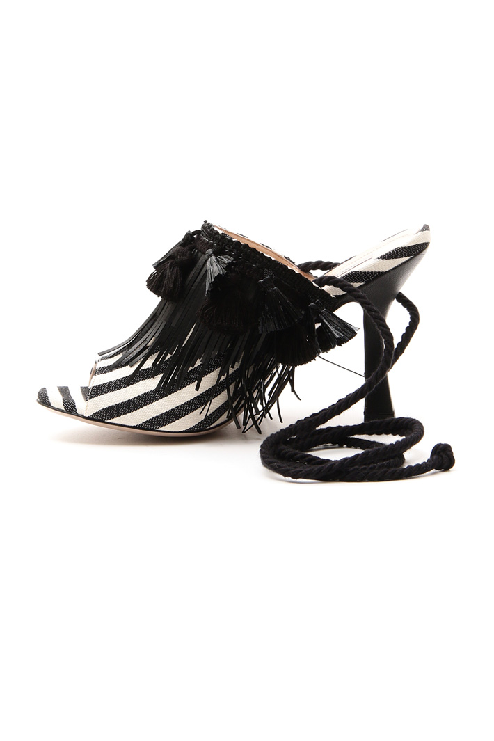 Sabot with fringe and tassels
Intrend Sabot with fringe and tassels
Intrend