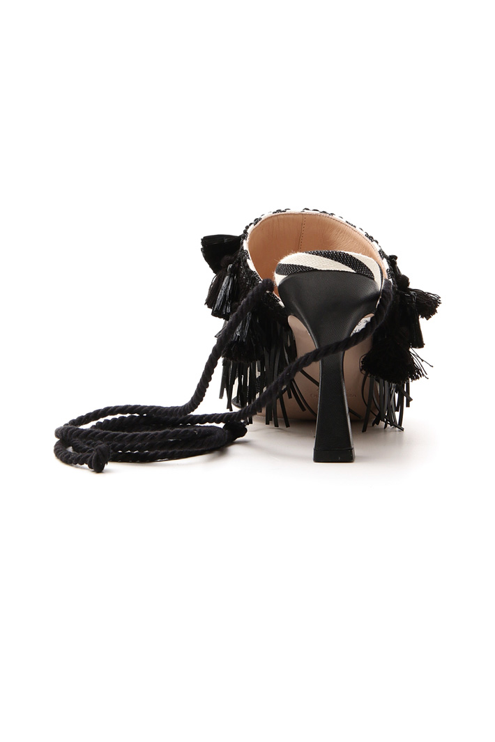 Sabot with fringe and tassels
Intrend Sabot with fringe and tassels
Intrend