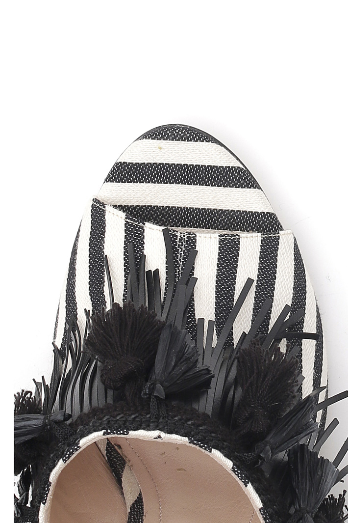 Sabot with fringe and tassels
Intrend Sabot with fringe and tassels
Intrend