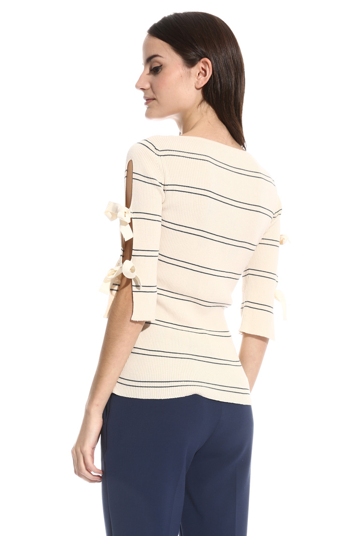 Maglia a costine con cut-out Intrend Maglia a costine con cut-out Intrend