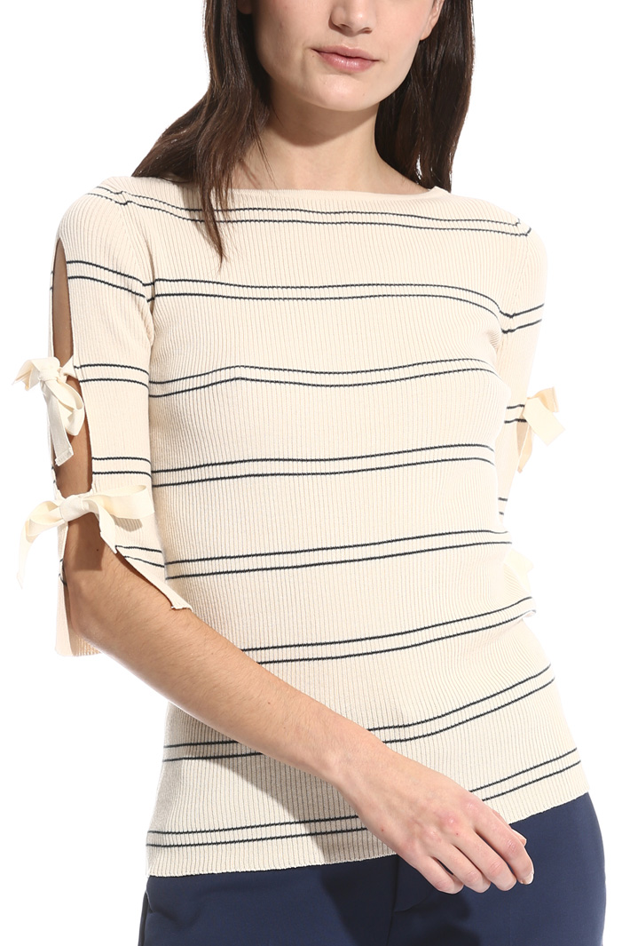 Maglia a costine con cut-out Intrend Maglia a costine con cut-out Intrend