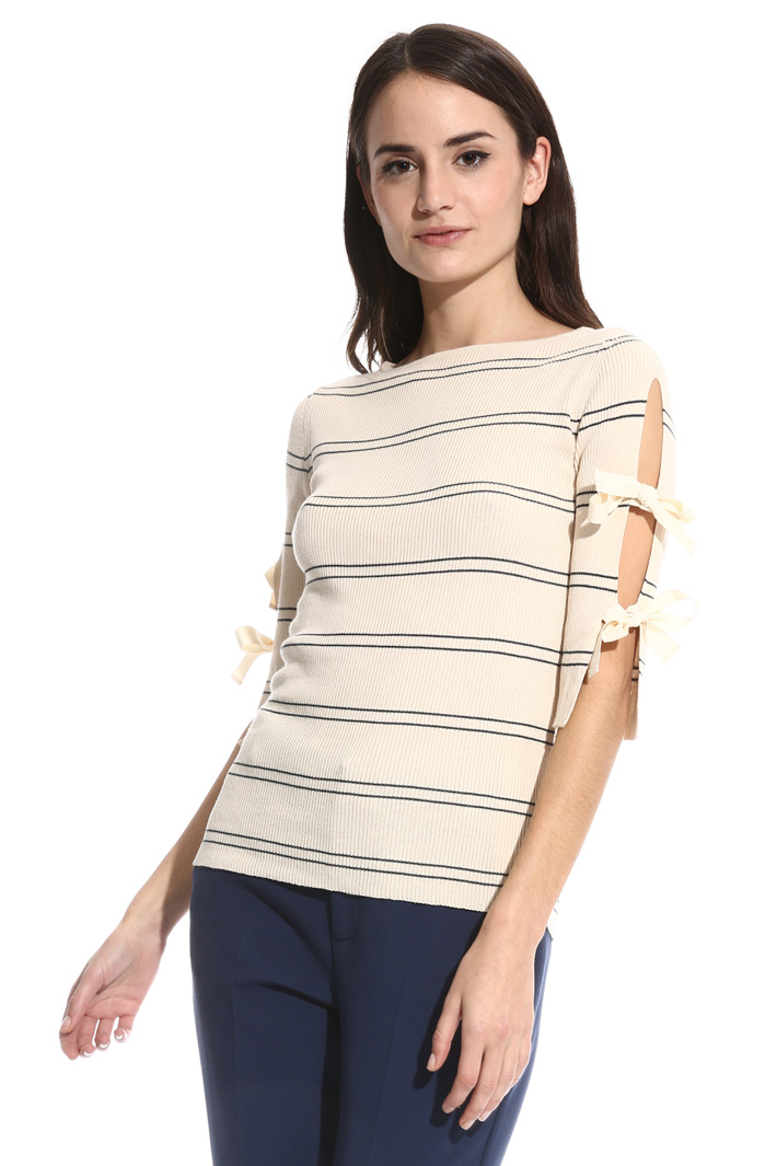 Maglia a costine con cut-out Intrend Maglia a costine con cut-out Intrend