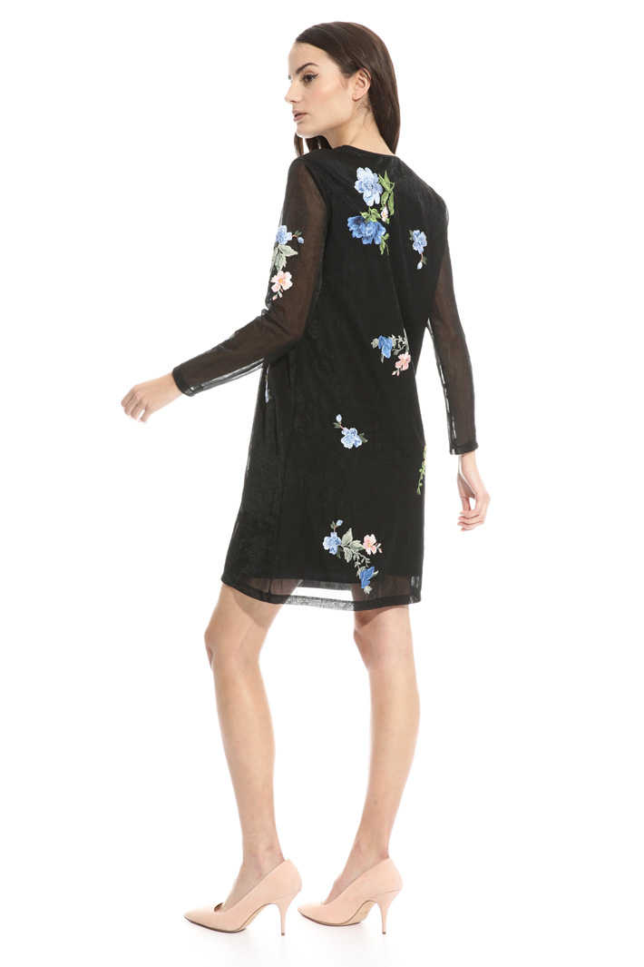 Abito con ricami patch Intrend Abito con ricami patch Intrend