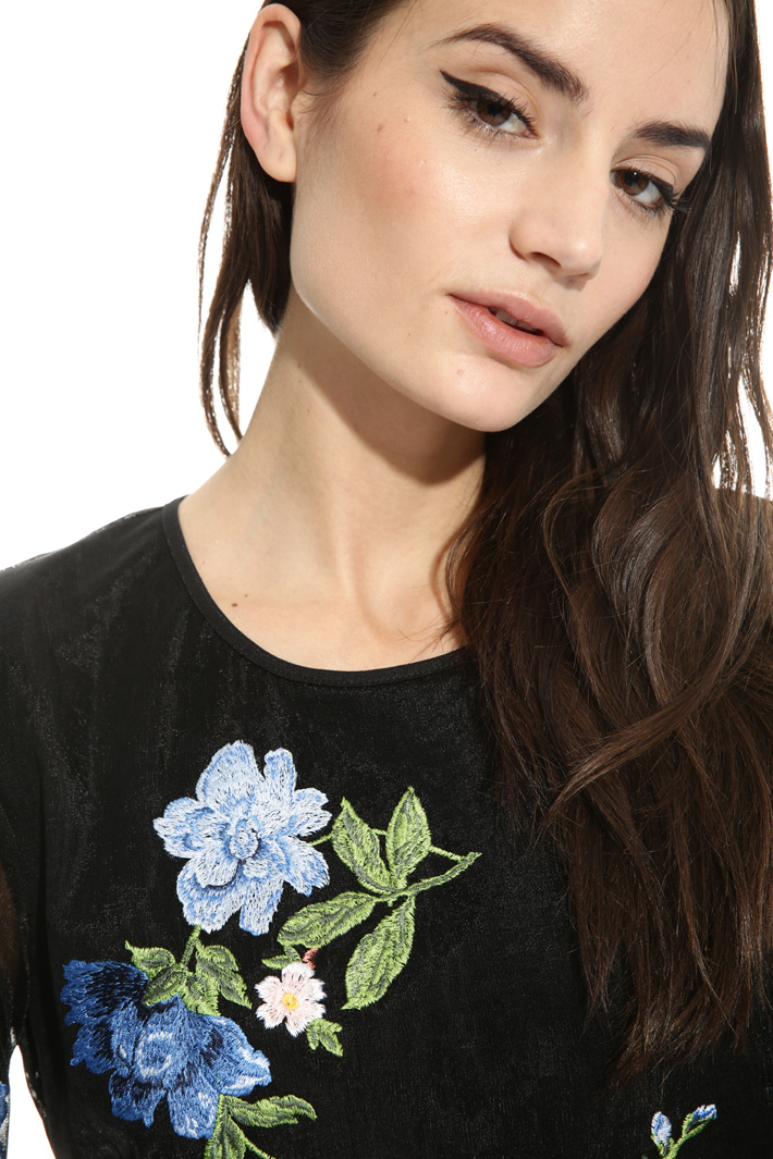 Abito con ricami patch Intrend Abito con ricami patch Intrend