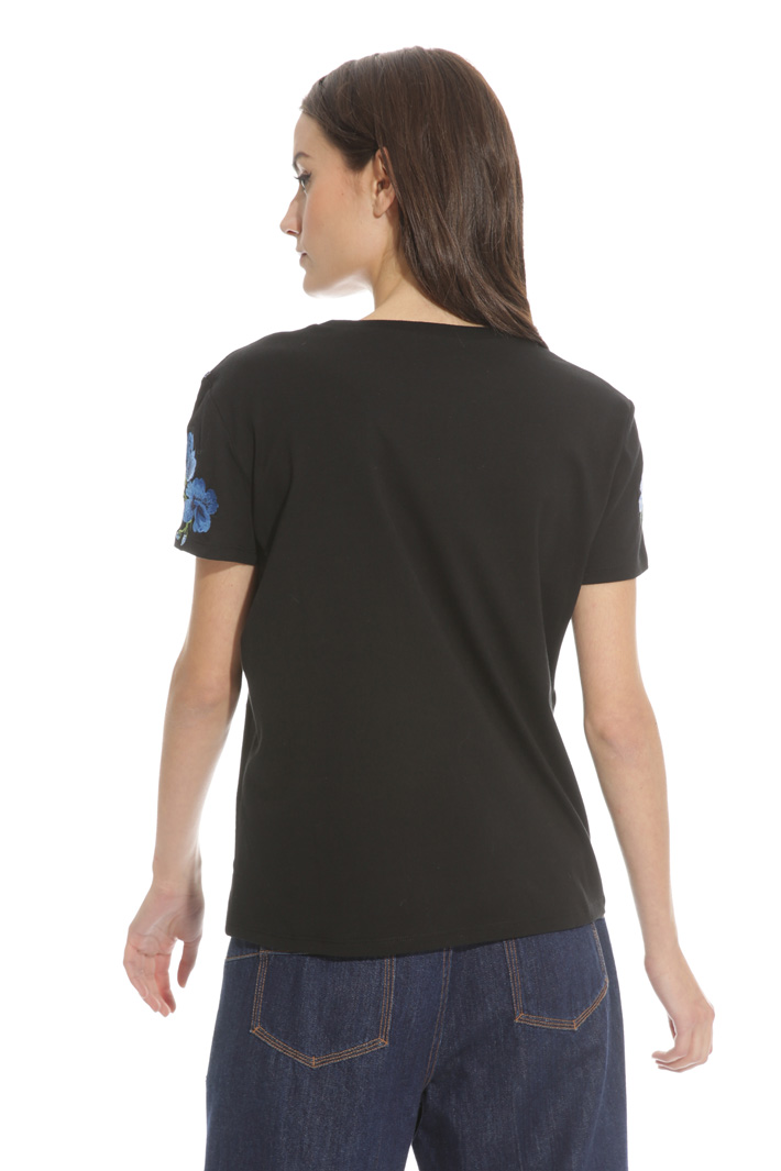 T-shirt con ricami a contrasto Intrend T-shirt con ricami a contrasto Intrend