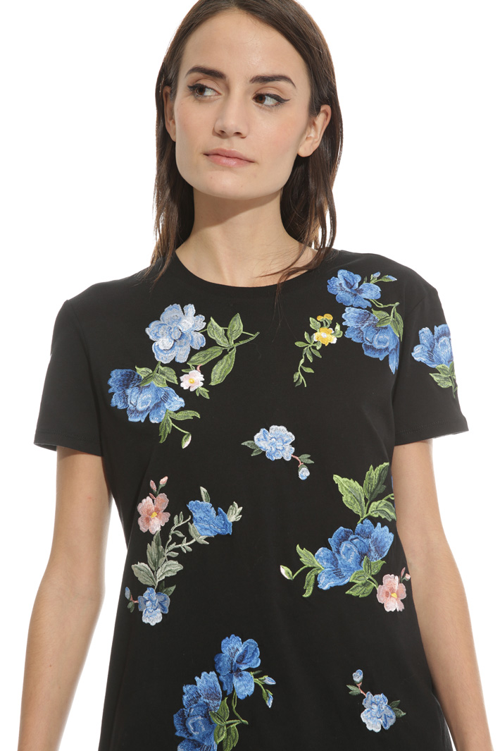 T-shirt con ricami a contrasto Intrend T-shirt con ricami a contrasto Intrend
