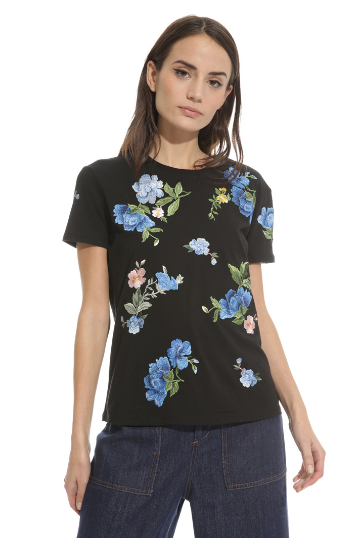 T-shirt con ricami a contrasto Intrend T-shirt con ricami a contrasto Intrend