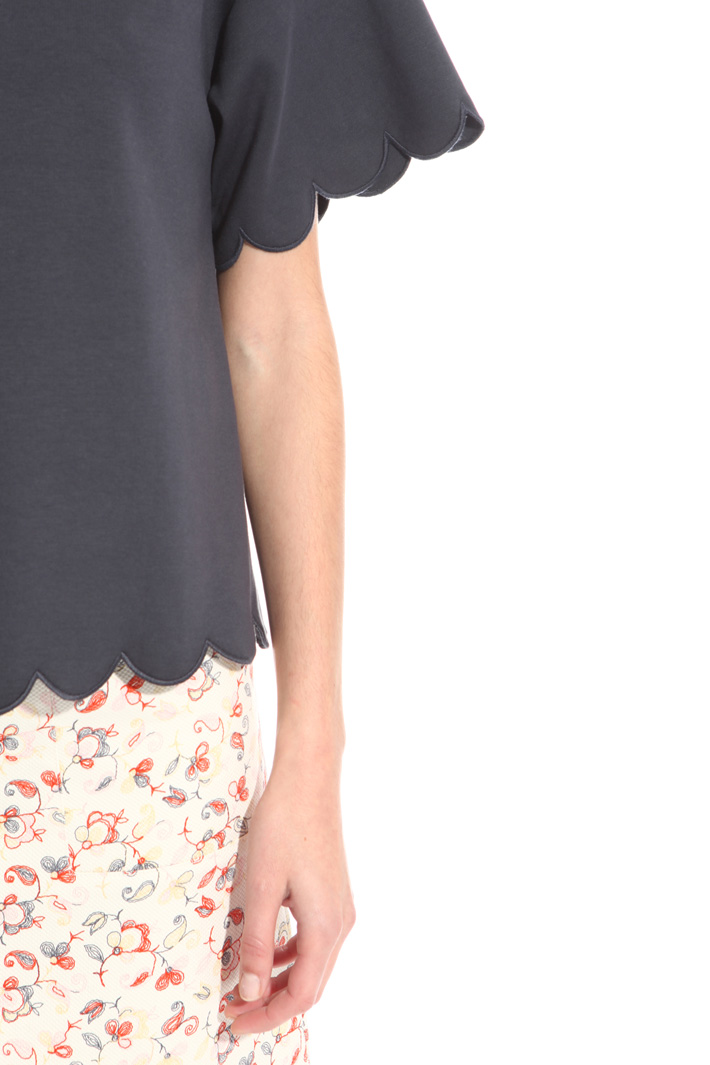 T-shirt con bordi smerlati Intrend T-shirt con bordi smerlati Intrend