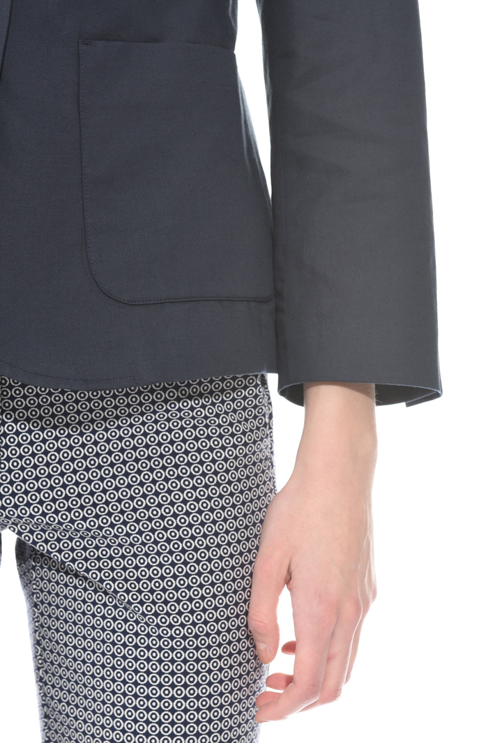 Cotton and linen blazer
Intrend Cotton and linen blazer
Intrend