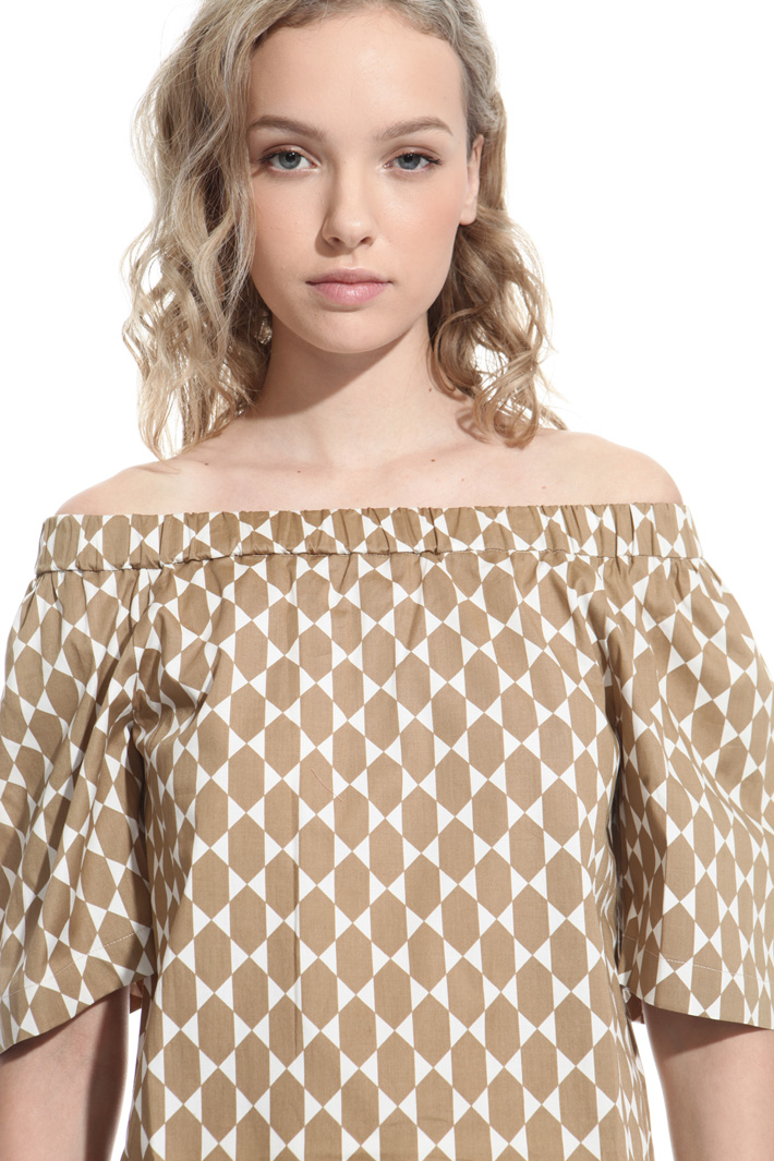 Off-the-shoulder top Intrend Off-the-shoulder top Intrend