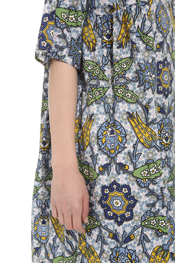 Loose-fit printed dress Intrend Loose-fit printed dress Intrend