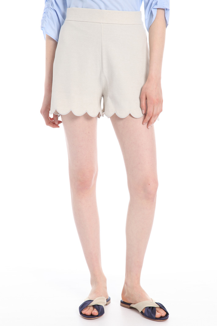 Shorts with scalloped hem
Intrend Shorts with scalloped hem
Intrend