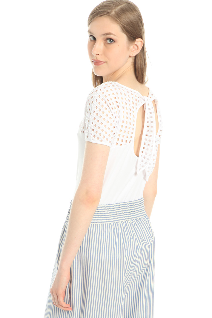 Perforated yoke T-shirt Intrend Perforated yoke T-shirt Intrend