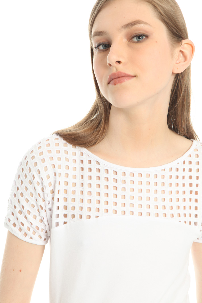 Perforated yoke T-shirt Intrend Perforated yoke T-shirt Intrend