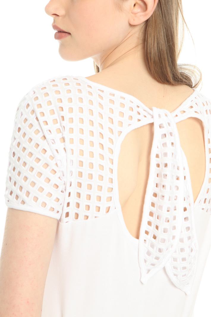 Perforated yoke T-shirt Intrend Perforated yoke T-shirt Intrend