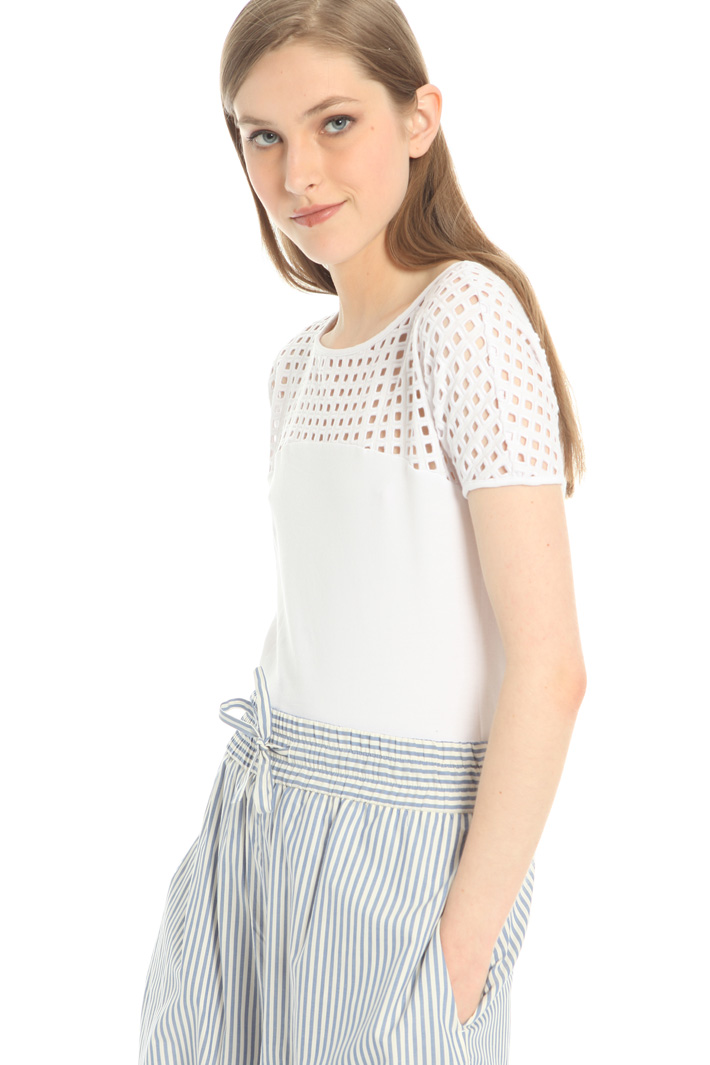 Perforated yoke T-shirt Intrend Perforated yoke T-shirt Intrend