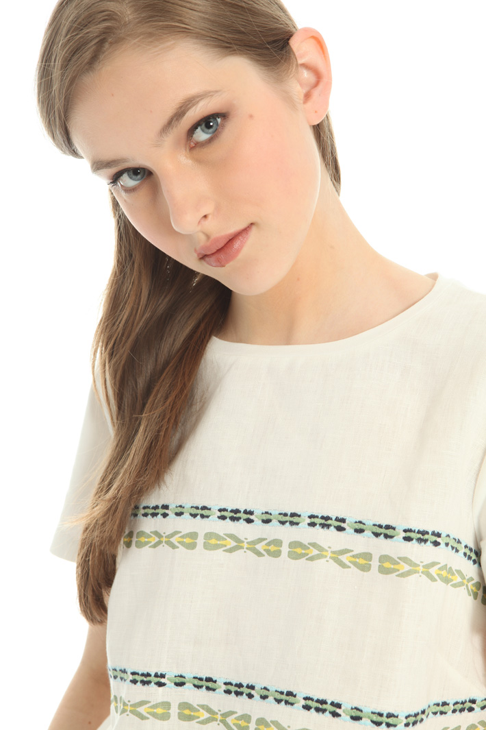 T-shirt con frange e ricami Intrend T-shirt con frange e ricami Intrend