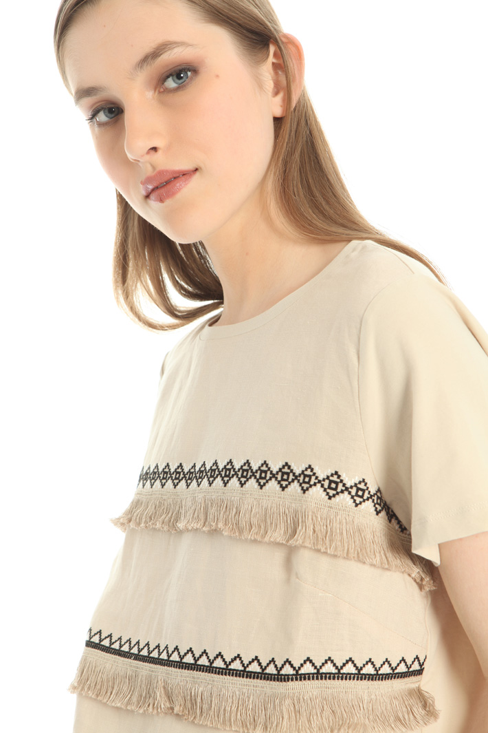 Embroidered T-shirt Intrend Embroidered T-shirt Intrend