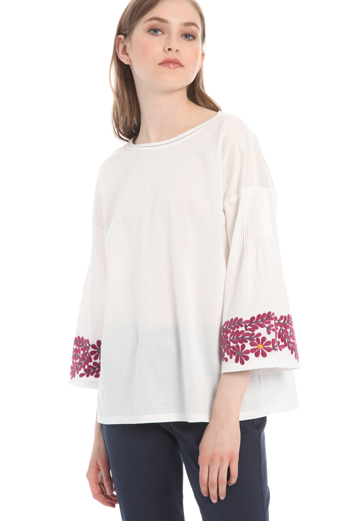 Embroidered T-shirt Intrend Embroidered T-shirt Intrend