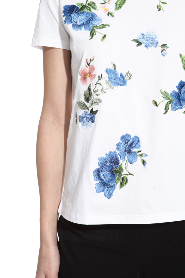 Embroidered T-shirt Intrend Embroidered T-shirt Intrend