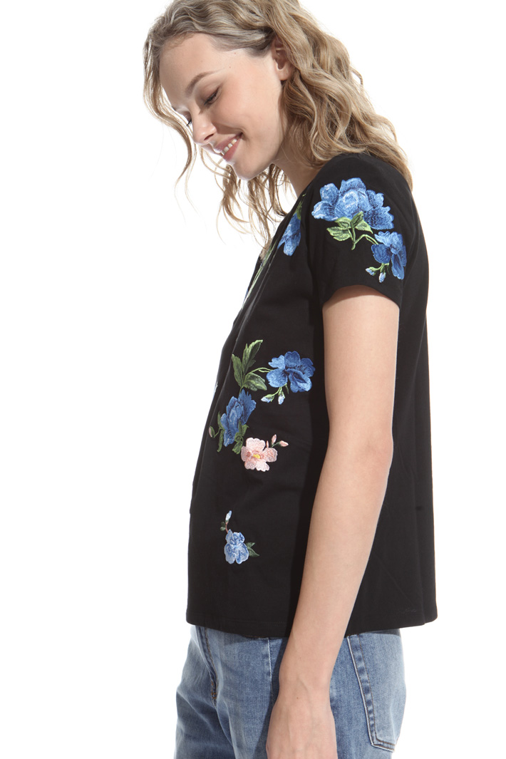 Embroidered T-shirt Intrend Embroidered T-shirt Intrend