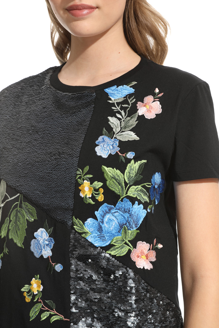 Embroidered T-shirt Intrend Embroidered T-shirt Intrend