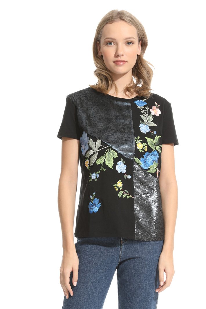 Embroidered T-shirt Intrend Embroidered T-shirt Intrend