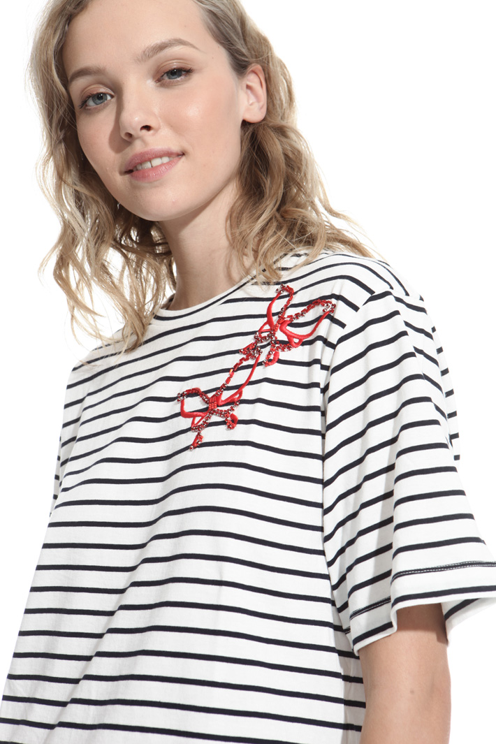 T-shirt with bijou appliqué Intrend T-shirt with bijou appliqué Intrend