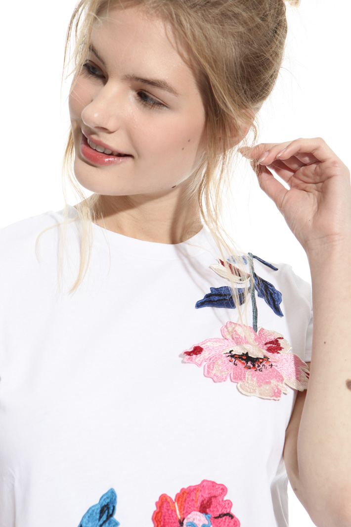 T-shirt with appliqués Intrend T-shirt with appliqués Intrend