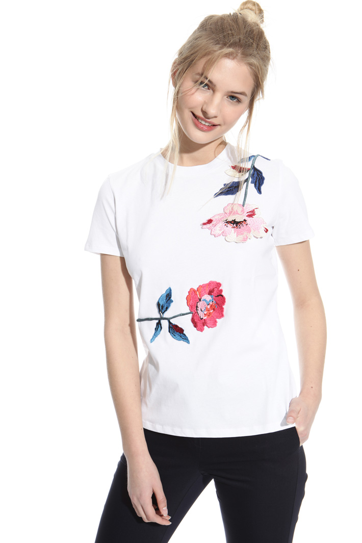 T-shirt with appliqués Intrend T-shirt with appliqués Intrend
