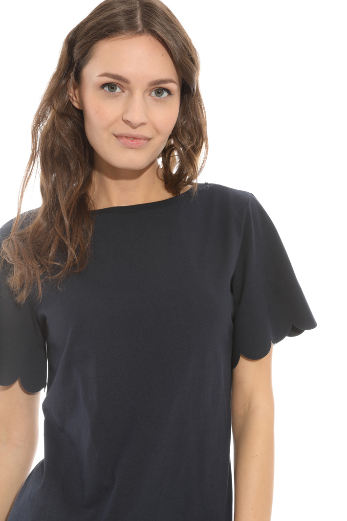 Scalloped hem T-shirt Intrend Scalloped hem T-shirt Intrend