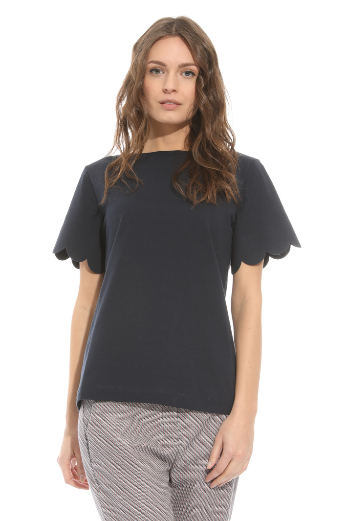 Scalloped hem T-shirt Intrend Scalloped hem T-shirt Intrend