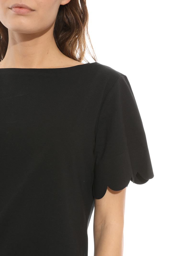 Scalloped hem T-shirt Intrend Scalloped hem T-shirt Intrend