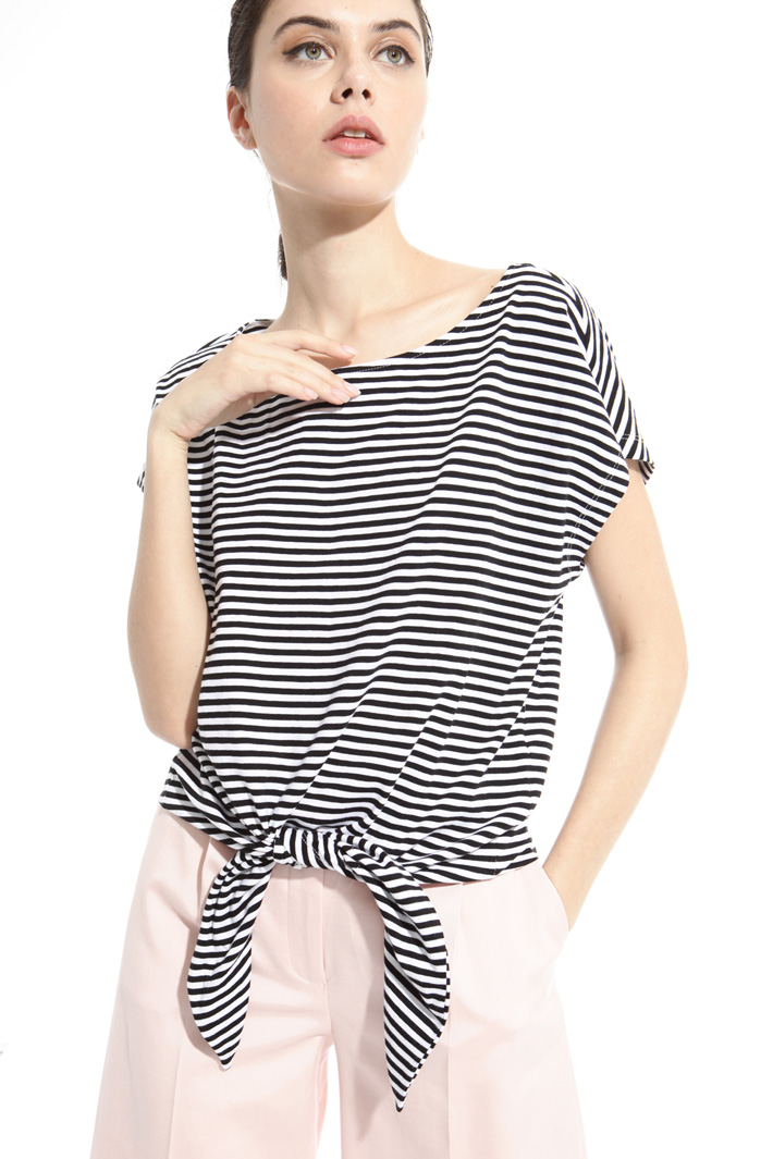 T-shirt con nodo sul fondo Intrend T-shirt con nodo sul fondo Intrend