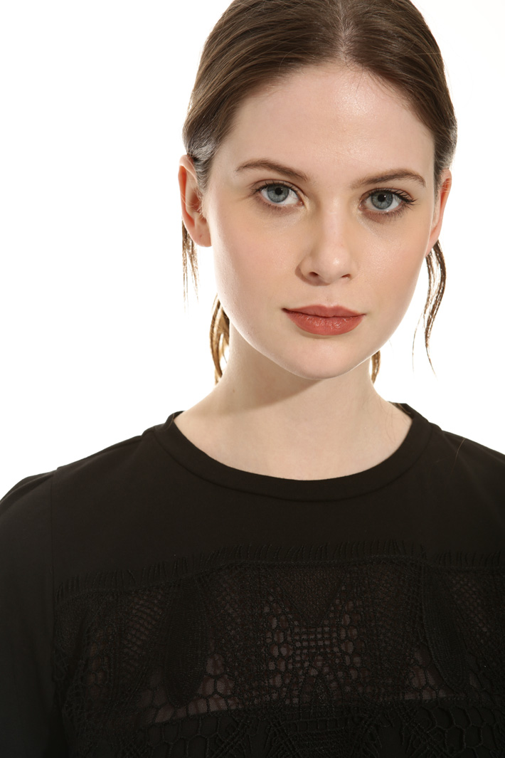 Lace patch T-shirt Intrend Lace patch T-shirt Intrend