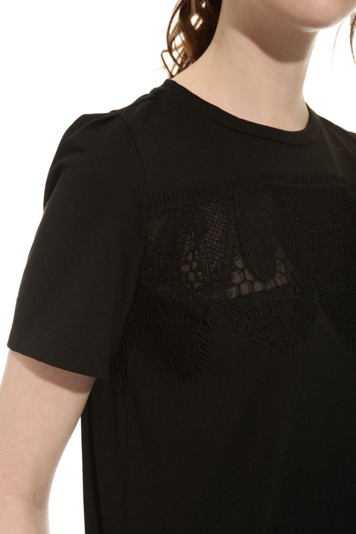 Lace patch T-shirt Intrend Lace patch T-shirt Intrend