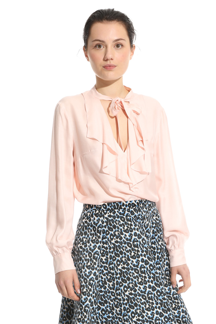 Flounce neck blouse Intrend Flounce neck blouse Intrend