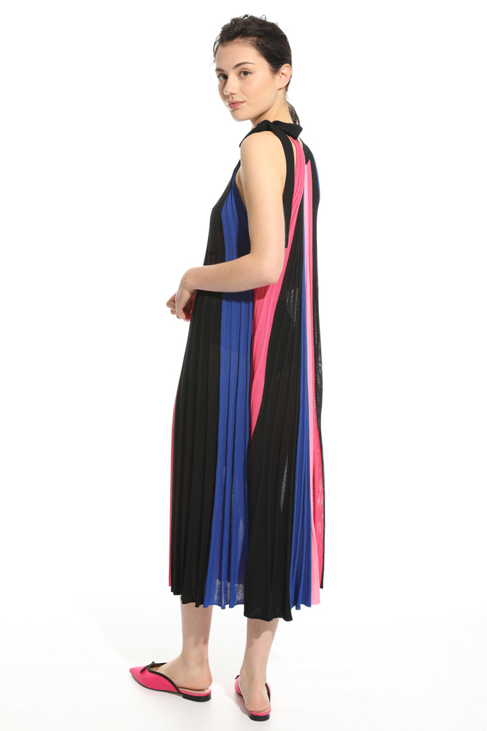 Pleated knit dress
Intrend Pleated knit dress
Intrend
